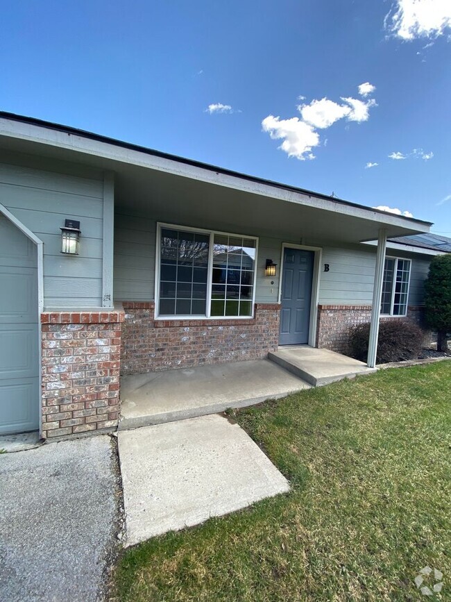 Building Photo - 605n11th Unit B Rental