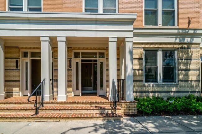 Entrada principal al condominio - 2209 Richmond Hwy Unidad 2209 RIchmond Hwy 101, Alexandria, VA