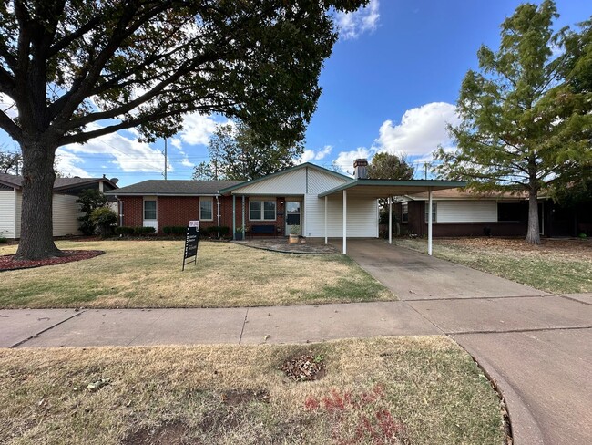 3 bedroom, 1.5 bath brick home!! - 3 bedroom, 1.5 bath brick home!!