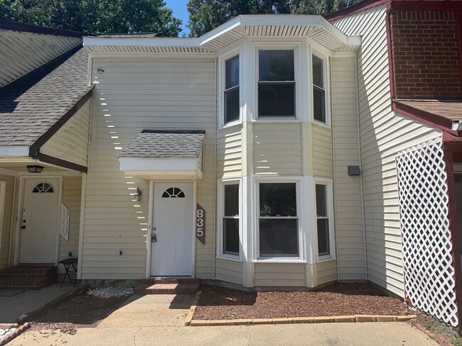Building Photo - Townhouse In Virginia Beach
