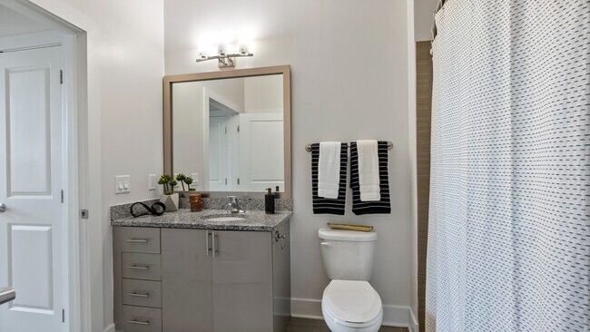 Baño moderno - Maven at Wheaton