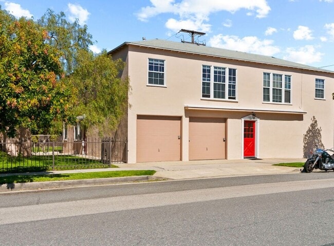 Photo - $1,000 Move-In Credit | Modern 2-Bed Oasis...