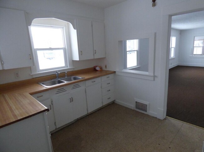 Photo - 1534 Van Buren St