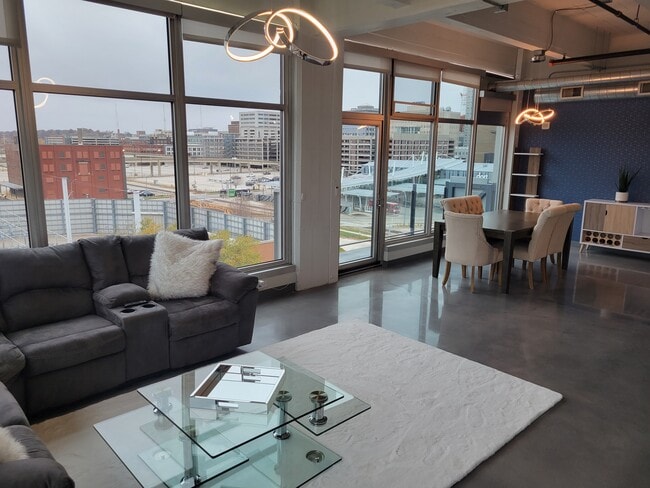 Building Photo - 120 SW 5th St Unit 601