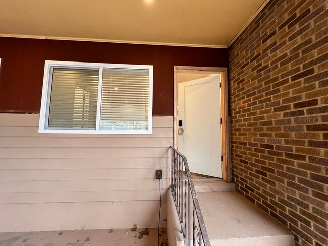 Entrance - 1405 E Parkway Ave Unit Parkway Ave Apt