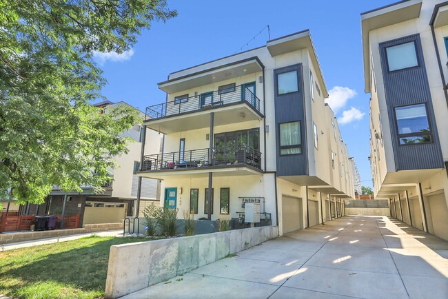 Building Photo - $3,300.00 - 2 Bedroom, 2.5 Bathroom, Rooft... Unit 103 Rental