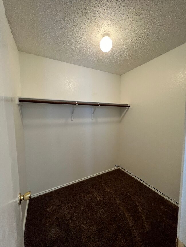 Photo - Very Spacious 4/2.5 in Parkview Hills & Ea...