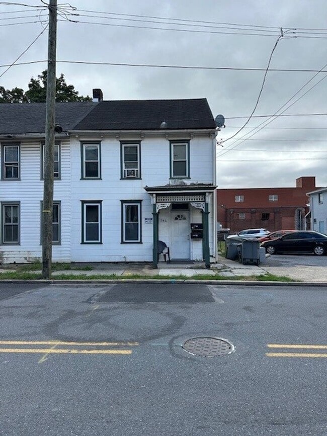 Building Photo - 746 Maple St Unit 1