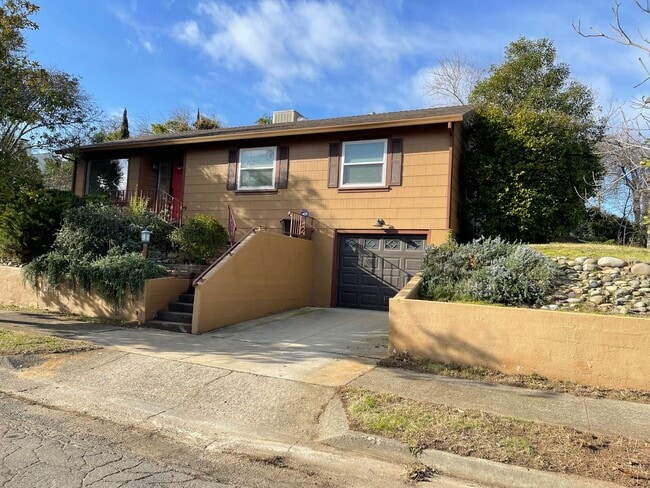 Building Photo - CHARMING 4 BED 2 BATH HOUSE NEAR DOWNTOWN