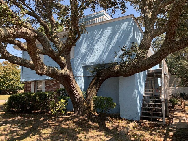 Photo - Walk to the Beach - 2 Bedroom, 1 Bath, Unf...
