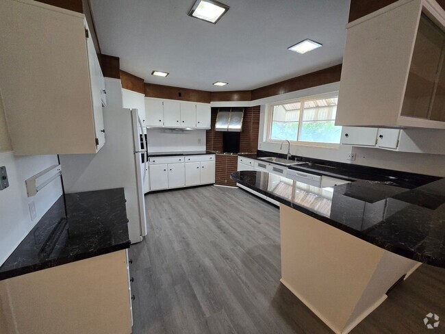Building Photo - 648-650 Main Street Unit 648 - 2 Rental