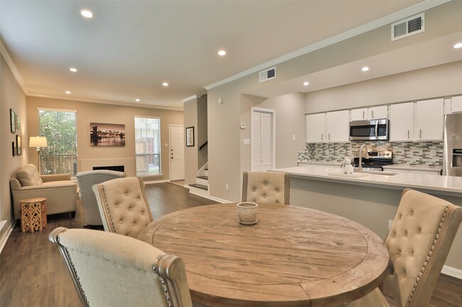 Building Photo - 1201 McDuffie St Unit 211
