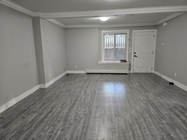 Photo - 12184-12210 210 St