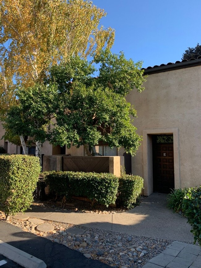 Two-bedroom Tri-Level Condo - Two-bedroom Tri-Level Condo Unidad E