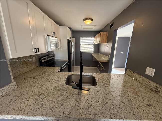 Photo - 842 NE 209th St Unidad 201