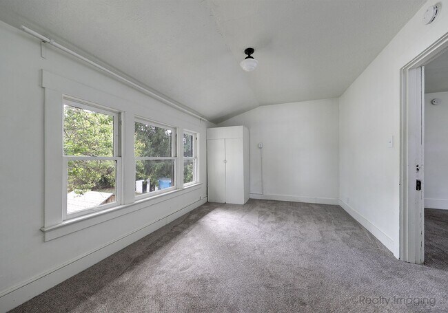 6015-6017 SE 99th Ave