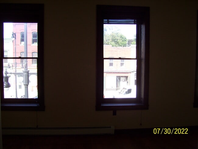 Windows totalmente funcionales - 751 N Salina St Unidad 1