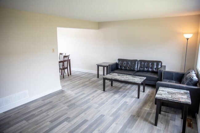 Photo - 3 bedroom in Kitimat BC V8C 1W4