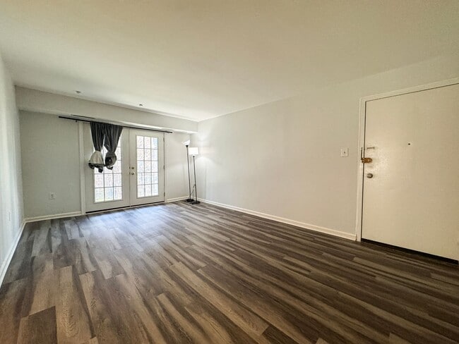 Photo - Spacious 1 Bed 1 Bath Condo With Balcony In Mayflower Square