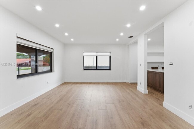 Photo - 121 SW 71st Ave