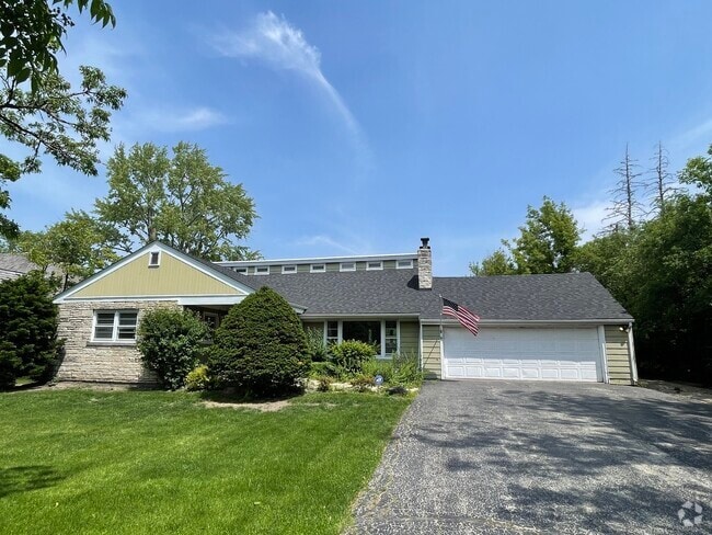 Building Photo - 836 W Everett Rd Rental