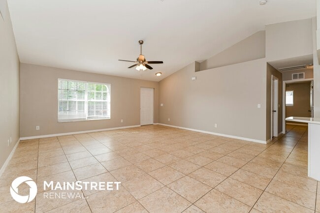 Photo - 749 Colyer St E