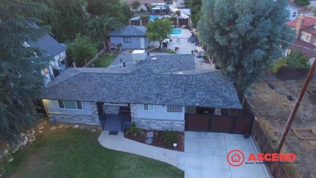 Photo - Cozy Home near Bakersfield College!
