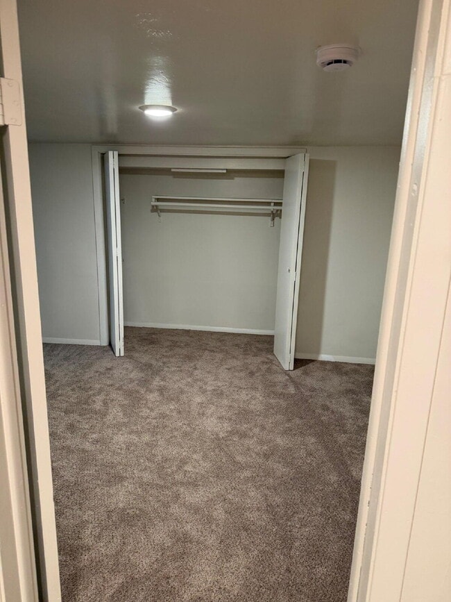 Photo - 2 Bed 1 Bath Unit Close to Main Street. All Utilities Included Unidad 4