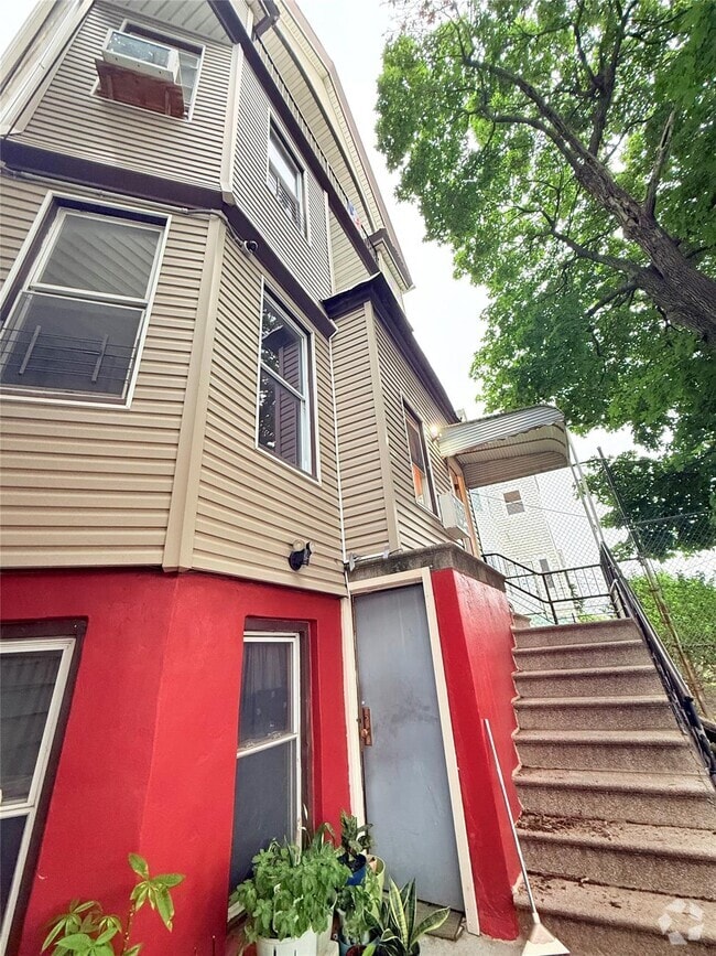 Building Photo - 26 Linden St Unit 1 Rental