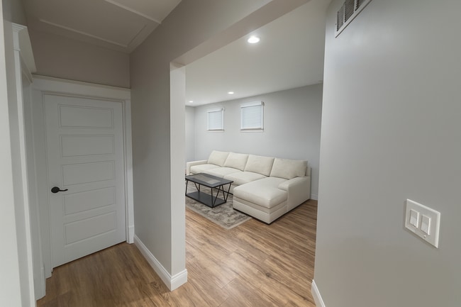 Photo - 5717 Lansdowne Ave