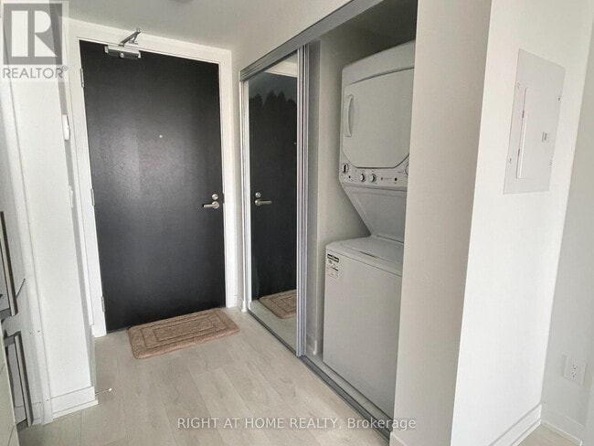 Photo - 501 Yonge St Unit 2206