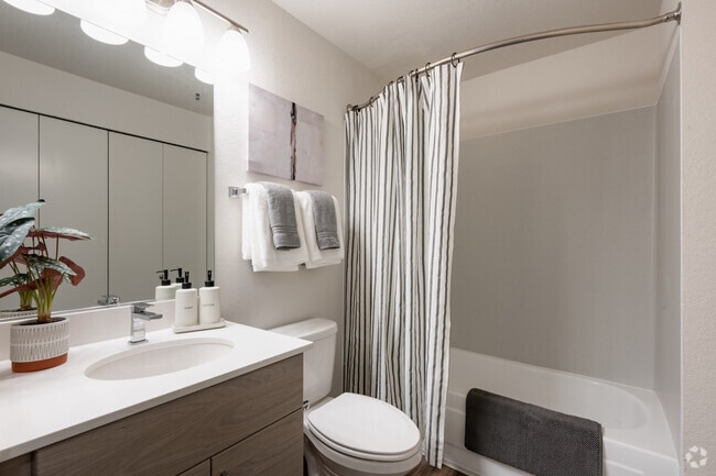 2BD, 2BA - 921SF