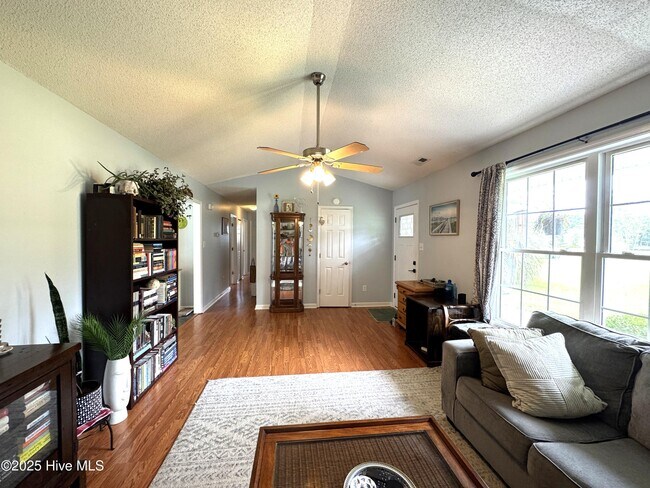Photo - 304 Woody Way