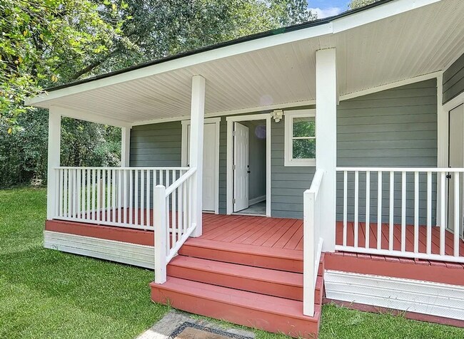 Photo - 4 Bed 3 Bath Cozy Cottage on Lake Front Pr...