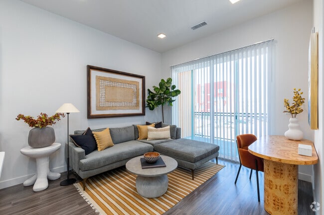 1BR, 1BA - 701SF - Living Room