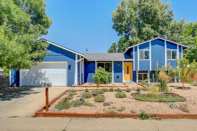 Building Photo - $3,200.00 - 3 Bedrooms, 2 Bathrooms, Singl...