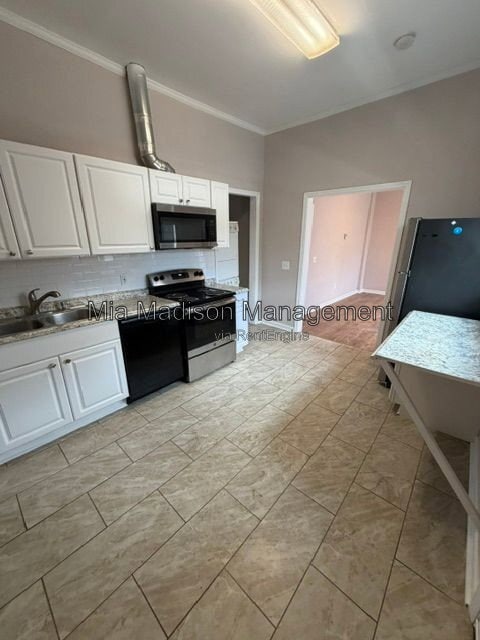 Photo - 305 W 39th St
