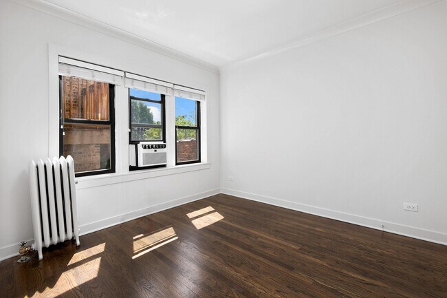 Photo - 5425 N Clark Apartments