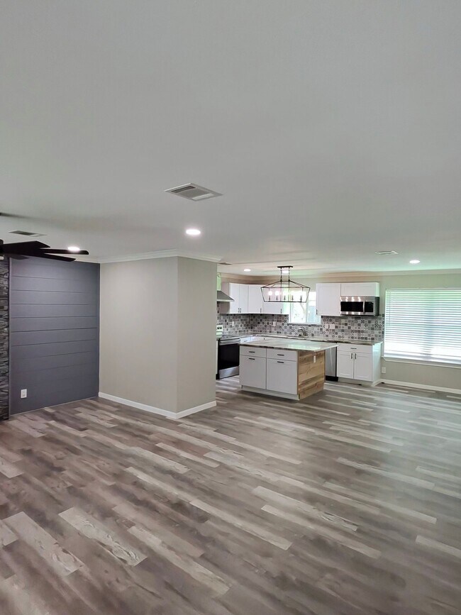 Photo - 904 Westview Cir