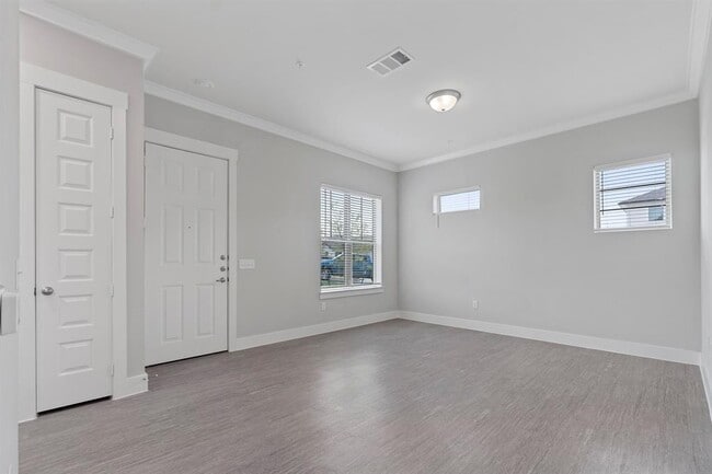 Photo - 476 Suffield Dr