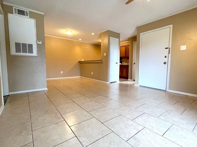 Photo - SUBLEASE AVAILABLE JULY Spacious One Bedroom Condo Close to Campus On the Bus Route Unidad 209