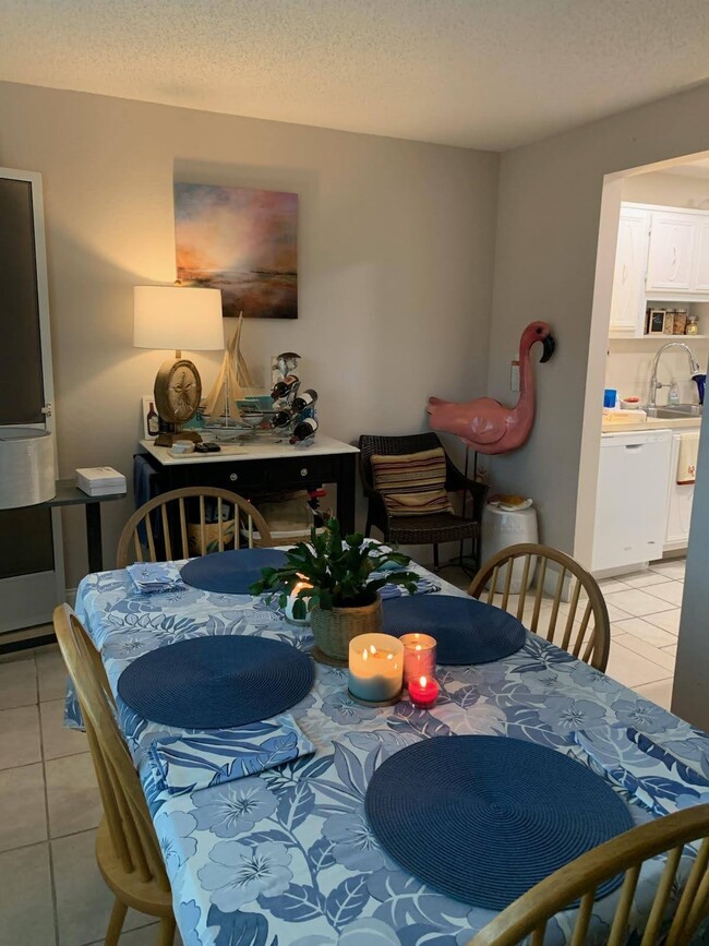 Building Photo - 10037 62nd Ter Unit 6-6