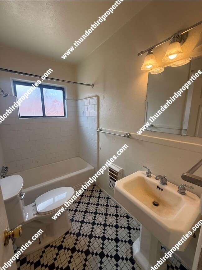 Photo - 1 bedroom, 1 bath near highway, parks, and easy access to downtown!