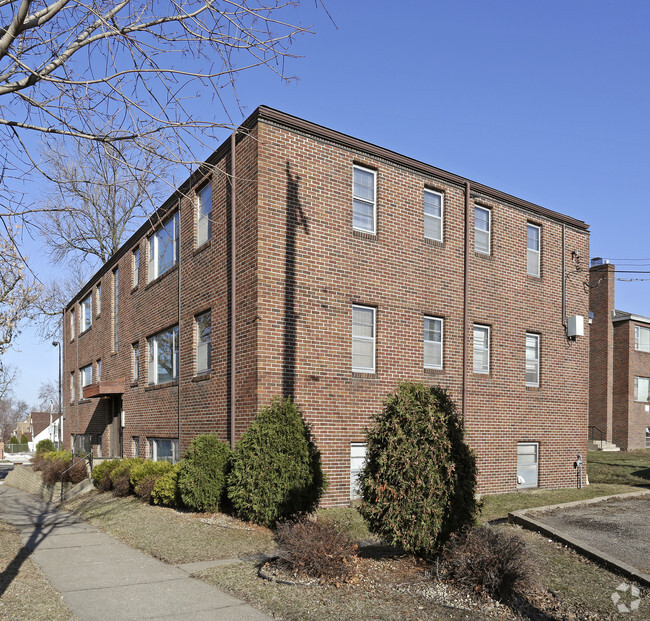 Building Photo - 1573 Hartford Ave Rental