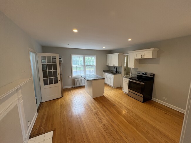Building Photo - 70 Lawrence Ave Unit 1 Rental