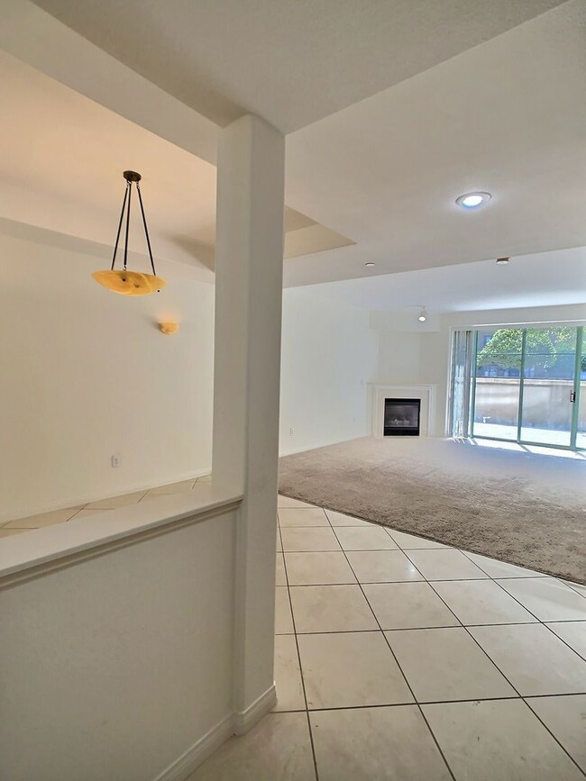 Building Photo - Paseo Plaza Condo For Rent in the Heart of... Unit 155