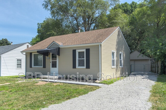 Building Photo - 601 E Nettleton Ave