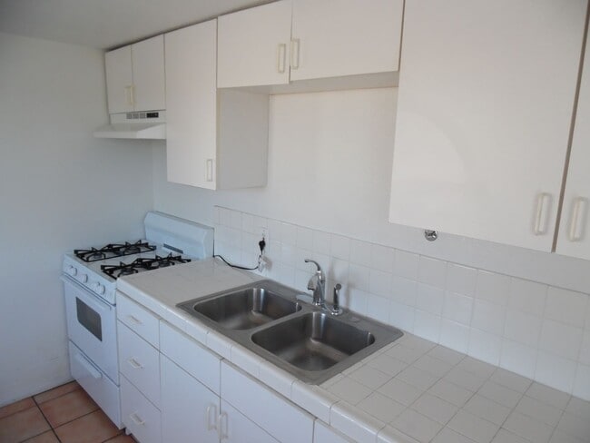 Photo - Point Loma 1BR 1BA A/C-Open Floor Plan-Beautiful Wood Flooring-Parking Unidad 3218  C