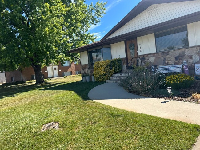 Building Photo - 5 Bedroom 3.5 Bathroom in Orem!