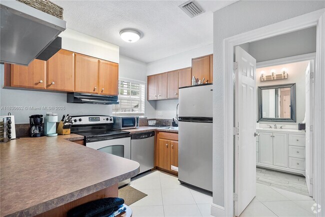 Building Photo - 901 NE 16th St Rental